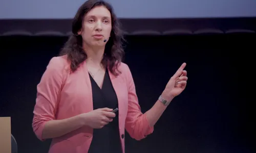 Photo of Meike Nauta giving a presentation