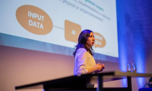 Photo of Meike Nauta giving a presentation