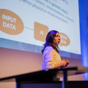 Foto van Meike Nauta die een presentatie geeft