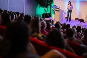 Photo of Meike Nauta giving a presentation