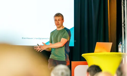 Foto van Rien Heuver die een presentatie geeft