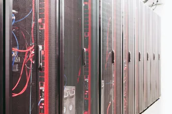 Symbool van een schild met technologie-icoontjes