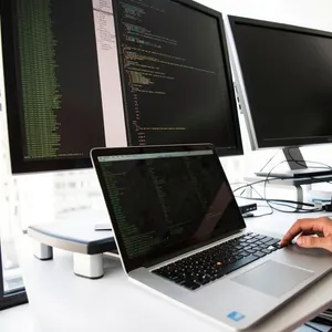 Foto van de werkplek van een software developer